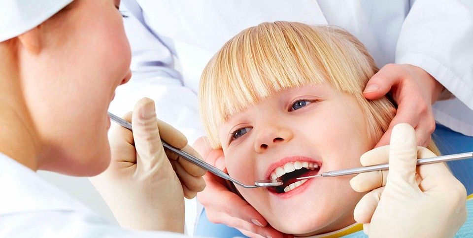 Почему зубы у ребенка темнеют