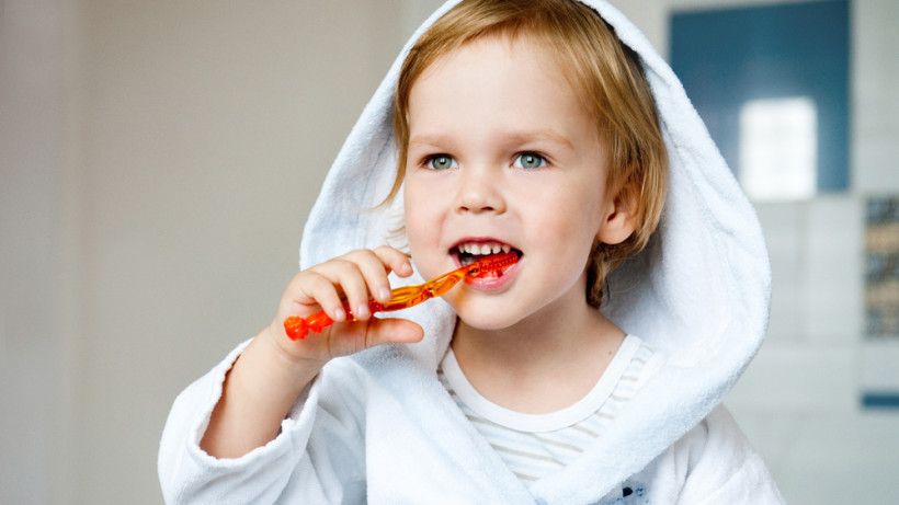Ребенок 3 годя чистит зубы