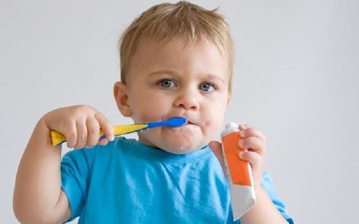 Чистит зубы трехлетний малыш