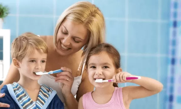 Дети 6 лет чистят зубы