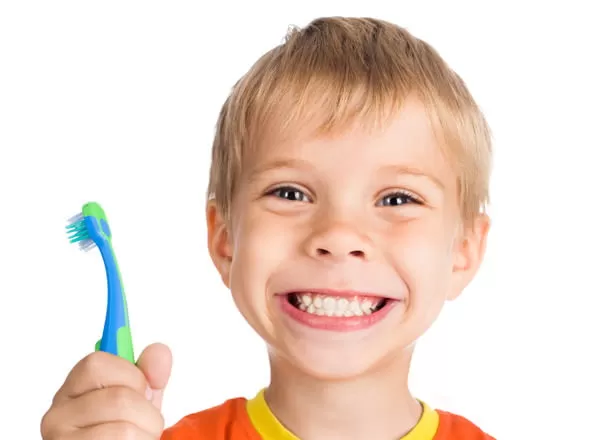 Ребенок 6 лет с зубной щеткой